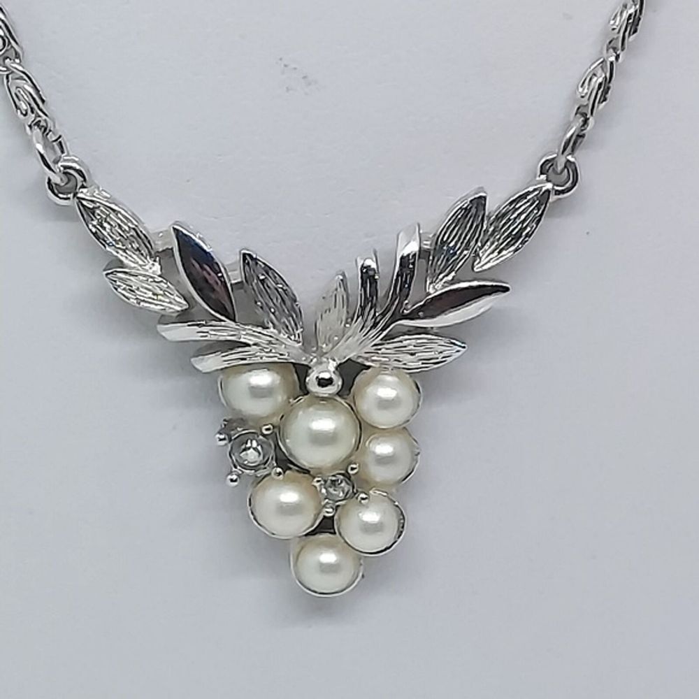Vintage‎ Avon pearl grape necklace